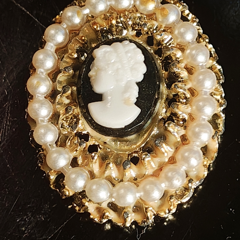 Elegant Cameo Brooch with Pearls and Gold Accents